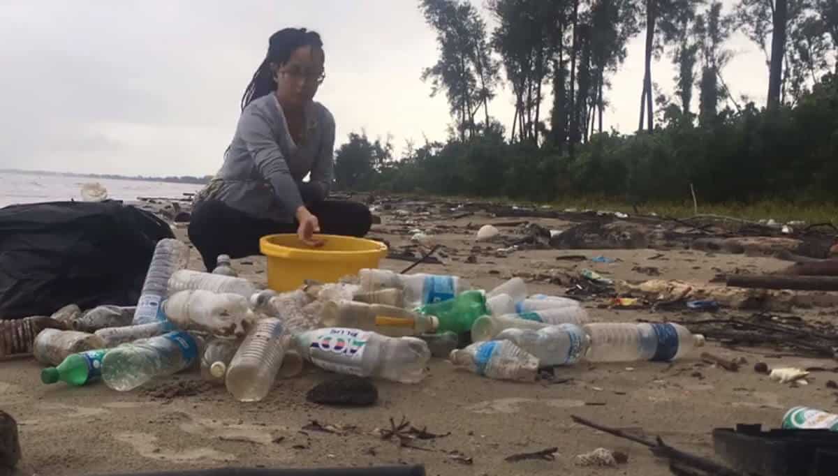 Biarpun Seorang, Wanita Dari Miri Ini Sanggup Luangkan Masa Sejam Sehari Demi Bersihkan Pantai