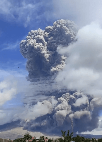Letupan Kedua Gunung Indonesia Dalam Masa 3 Hari Keluarkan Awan Debu Gergasi