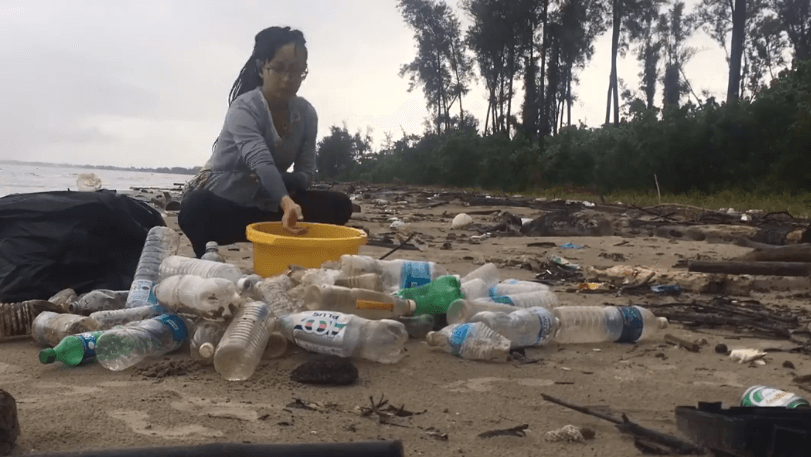 Biarpun Seorang, Wanita Dari Miri Ini Sanggup Luangkan Masa Sejam Sehari Demi Bersihkan Pantai