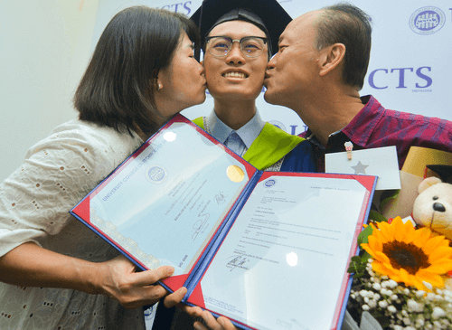 Tetap Bersemangat Walaupun Hidap Kanser Tahap 4, Pelajar Dari Kuching Ini Dianugerah Ijazah Khas