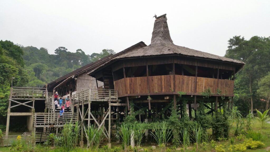 Perbezaan Antara Dayak Laut Dan Dayak Darat Di Sarawak