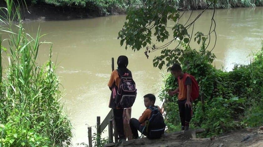 Bot Tiba-Tiba Karam, Sekumpulan Pelajar Di Telupid Sabah Hampir Lemas Semasa Ke Sekolah