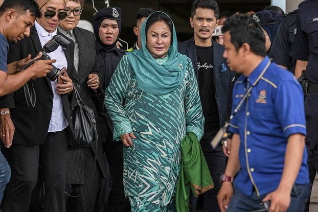 Rosmah Upah Cybertroopers RM100K Sebulan Untuk Awasi Komen Negatif Tentangnya Di Laman Sesawang