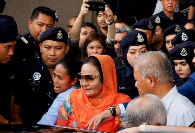 Rosmah Upah Cybertroopers RM100K Sebulan Untuk Awasi Komen Negatif Tentangnya Di Laman Sesawang