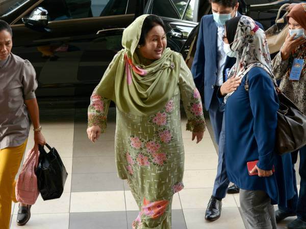 Rosmah Upah Cybertroopers RM100K Sebulan Untuk Awasi Komen Negatif Tentangnya Di Laman Sesawang