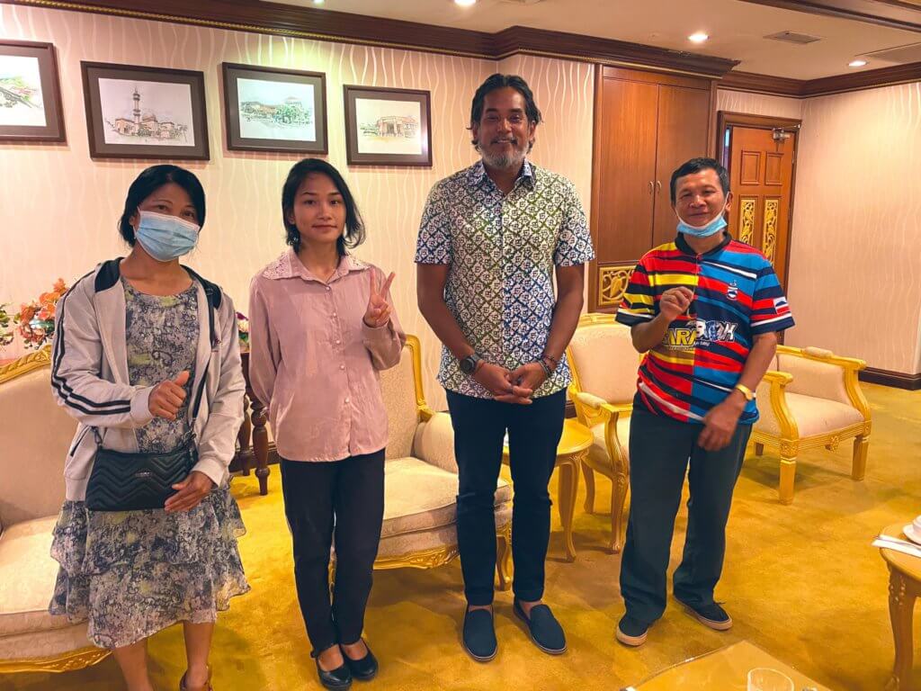 YB Khairy Jamaluddin Jadi Wakil Kerajaan Minta Maaf Secara Bersemuka Dengan Veveonah Di UMS 7 YB Khairy Jamaluddin Jadi Wakil Kerajaan Minta Maaf Secara Bersemuka Dengan Veveonah Di UMS