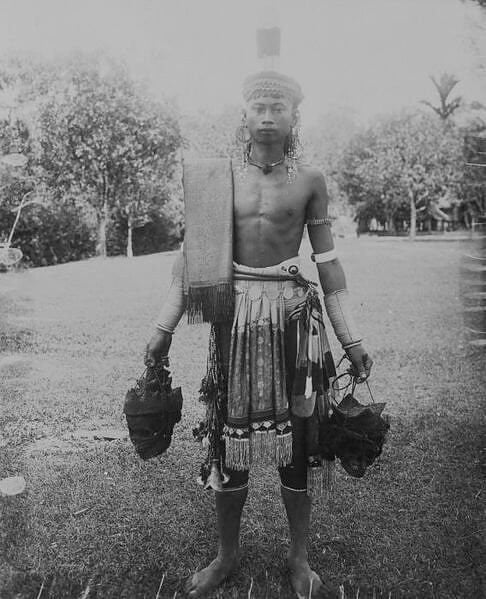 Perbezaan Antara Dayak Laut Dan Dayak Darat Di Sarawak