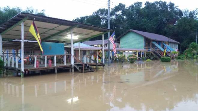 whatsappimage2020 09 13at50434pm Rumah Dan Sekolah Hampir Tenggelam, Giliran Kapit Pula Dilanda Banjir Teruk