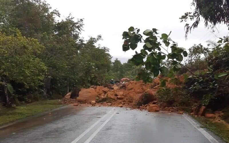 Rumah Panjang Terputus Hubungan Disebabkan Tanah Runtuh