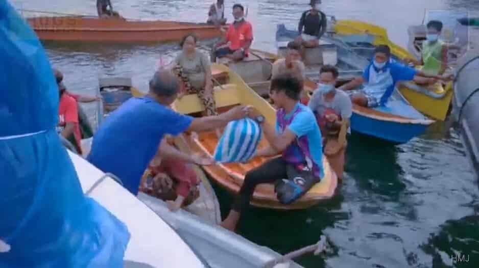 Gigih Dayung Perahu Ke Tengah Laut, Pakcik Bajau Ini Terpaksa Kejar Polis Marin Rayu Bantuan Makanan