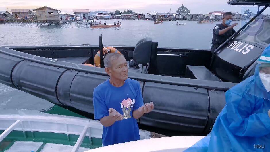 Gigih Dayung Perahu Ke Tengah Laut, Pakcik Bajau Ini Terpaksa Kejar Polis Marin Rayu Bantuan Makanan