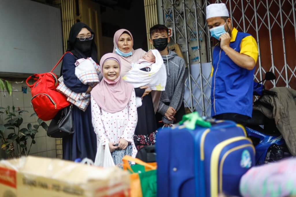 Keluarga Dari Sarawak Ditipu Kerja Di Semenanjung Kini Selamat Dibantu Ustaz Ebit Lew