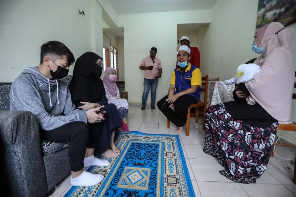 Keluarga Dari Sarawak Ditipu Kerja Di Semenanjung Kini Selamat Dibantu Ustaz Ebit Lew