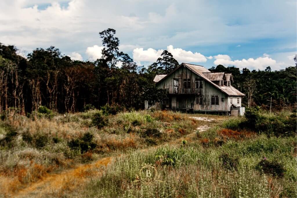 Cantik Tapi Seram, Rumah Terbiar Di Saratok Ini Memang Sebiji Macam Dalam Filem The Conjuring