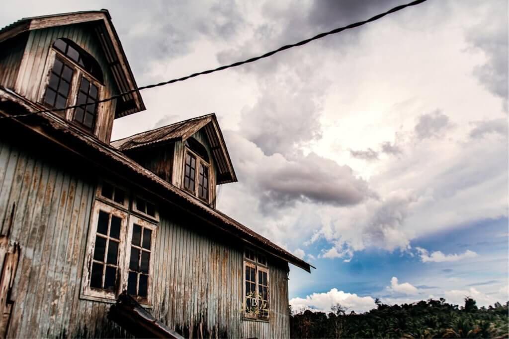Cantik Tapi Seram, Rumah Terbiar Di Saratok Ini Memang Sebiji Macam Dalam Filem The Conjuring