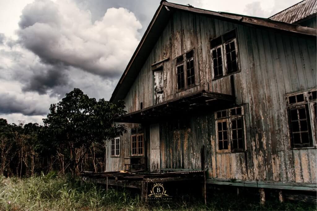 Cantik Tapi Seram, Rumah Terbiar Di Saratok Ini Memang Sebiji Macam Dalam Filem The Conjuring