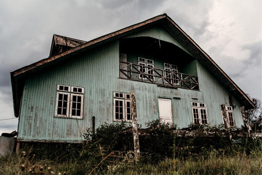 Cantik Tapi Seram, Rumah Terbiar Di Saratok Ini Memang Sebiji Macam Dalam Filem The Conjuring