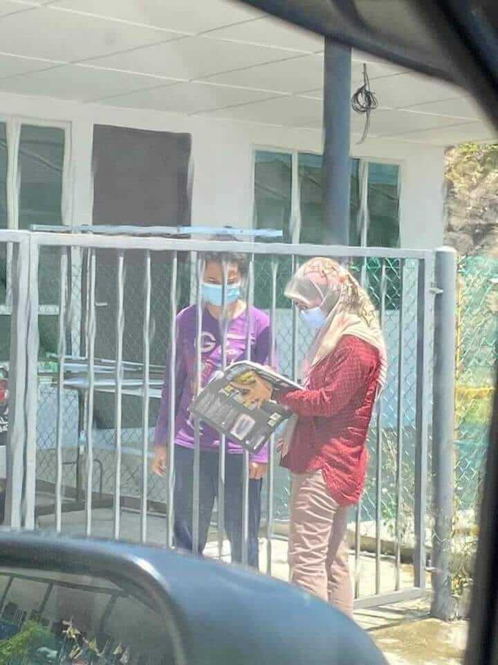Tanda Kerja Rumah Murid Sambil Berpanas, Guru Sarawak ini Sentuh Hati Netizen