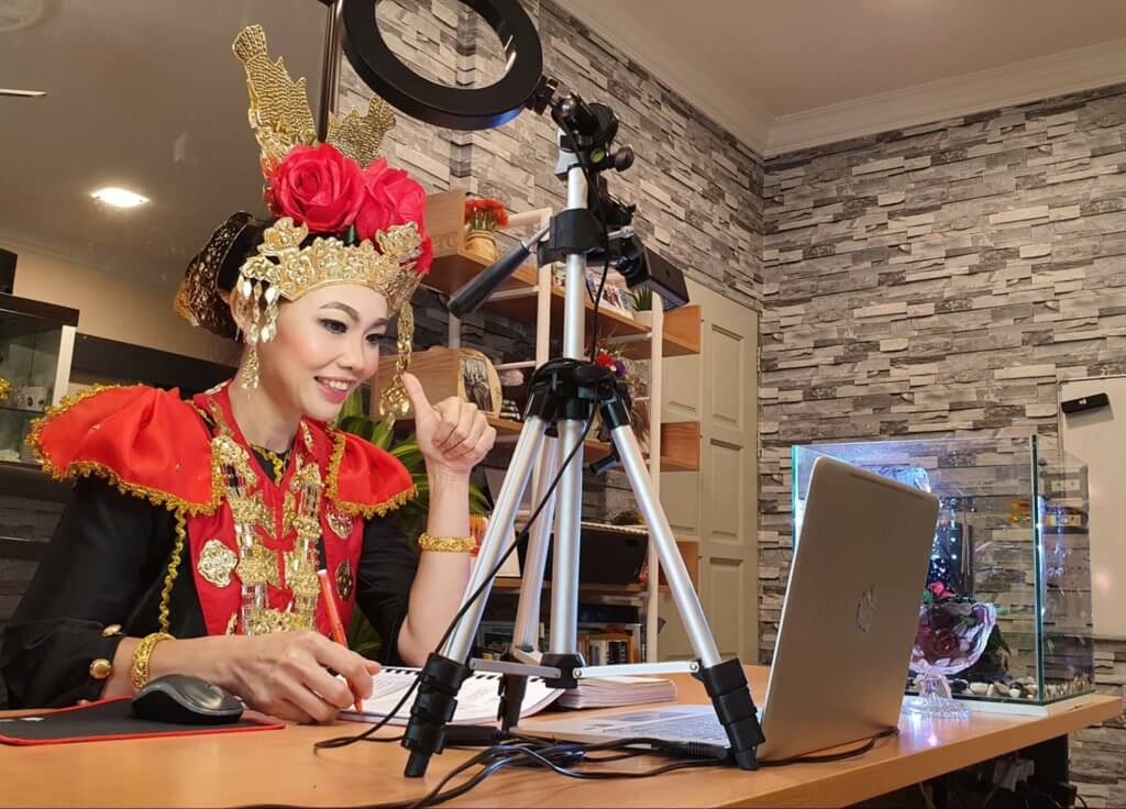 Cikgu Dari Sarawak Ini Bawa Suasana Ceria Ketika Kelas Online Bersama Pelajarnya