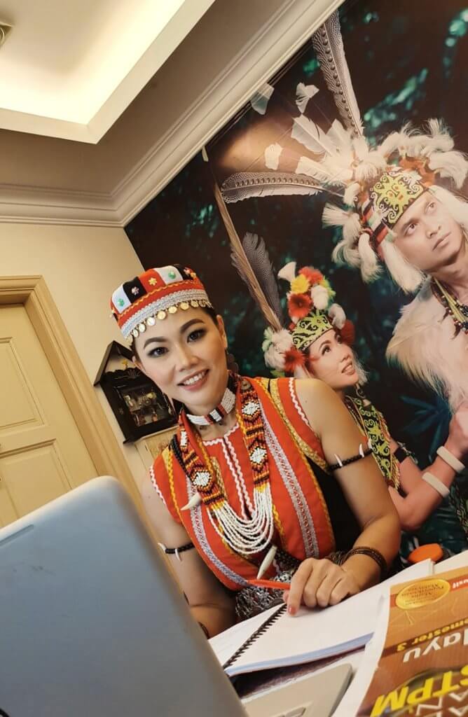 Cikgu Dari Sarawak Ini Bawa Suasana Ceria Ketika Kelas Online Bersama Pelajarnya