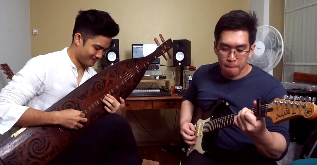 Dua Lelaki Ini Tampil Kreatif Hasilkan Cover Lagu Christmas Guna Sape