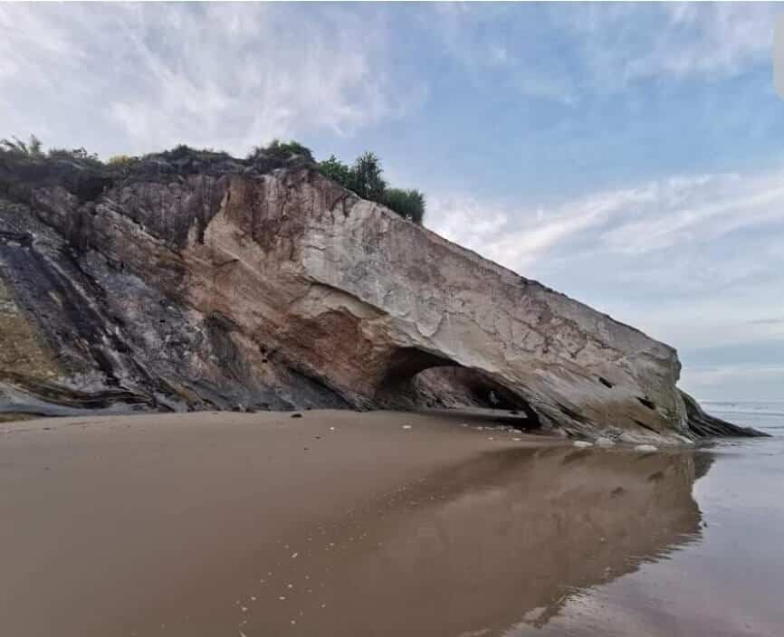 Batu Berbentuk Kepala Singa Di Pantai Tusan Miri Telah Runtuh