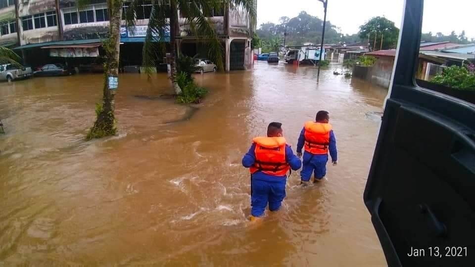 Hujan Lebat Tak Henti-Henti, Tiga Daerah Di Sarawak Dilanda Banjir Kilat