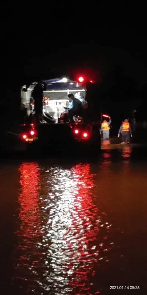 Banjir Di Sarawak Semakin Buruk, Seramai 4,222 Mangsa Telah Dipindahkan