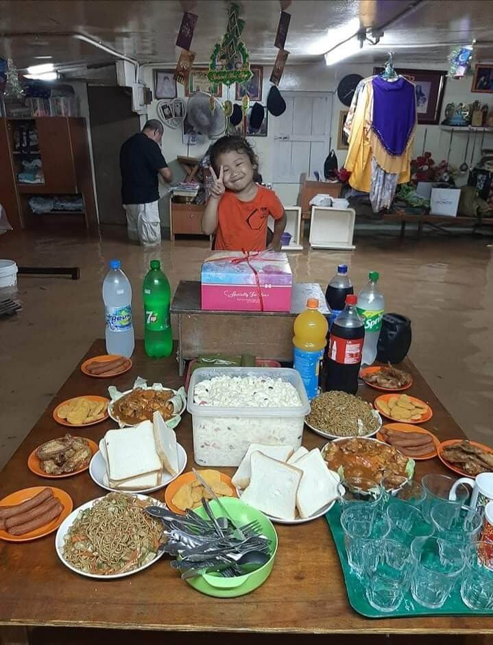 Walaupun Rumah Dimasuki Air, Adik Di Sabah Ini Tetap Gembira Sambut Hari Jadi