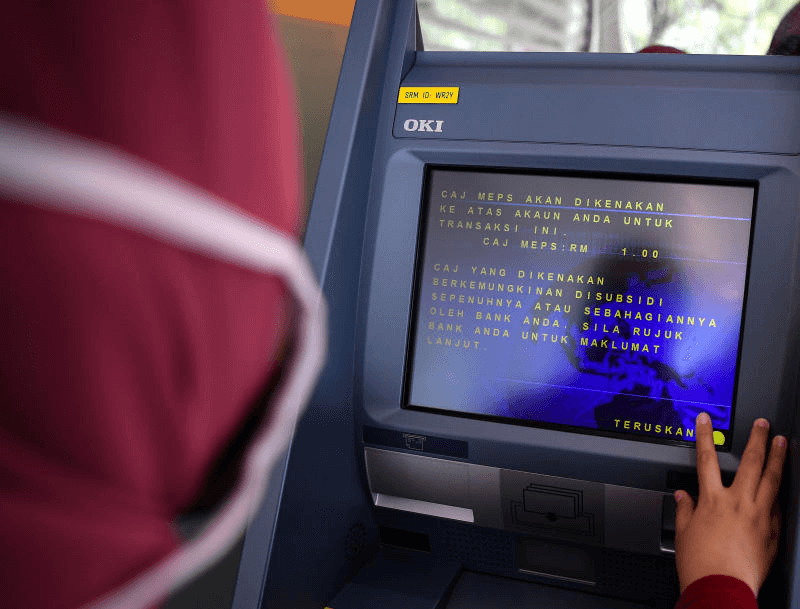 Berang Kad Bank Ditelan, Penganggur Tumbuk Skrin Mesin ATM Hingga Rosak Di Sibu