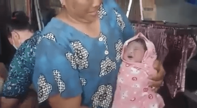 Bayi Dilahirkan Atas Perahu Masa Banjir, Ibu Bagi Nama Siti Noor Banjiriah