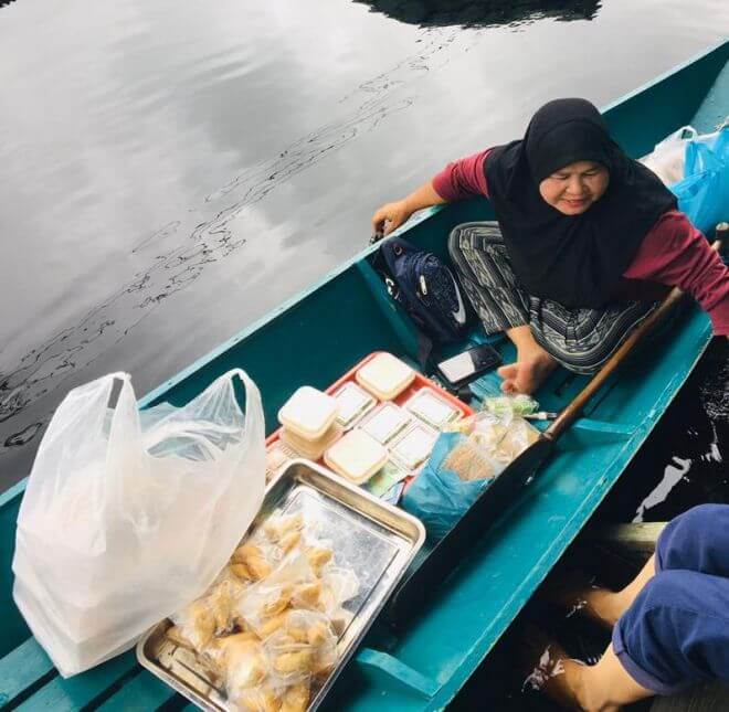 Berniaga Guna Perahu, Banjir Tidak Menghalang Wanita Ini Untuk Mencari Rezeki