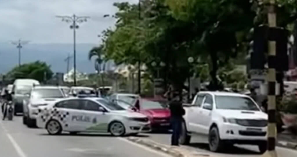 Cuba Larikan Diri Daripada Sekatan Jalan Raya Di Lawas, Polis Terpaksa Lepaskan Tembakan 7 Cuba Larikan Diri Daripada Sekatan Jalan Raya Di Lawas, Polis Terpaksa Lepaskan Tembakan