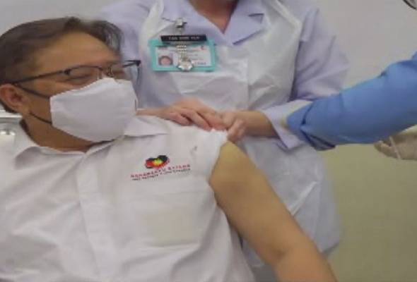 Abang Johari Antara Individu Terawal Di Sarawak Terima Vaksin Pfizer-BioNTech