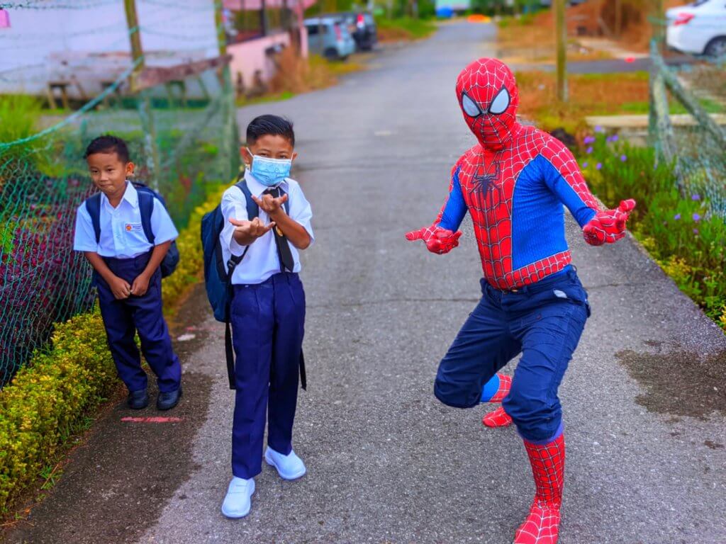 Berubah Jadi Spiderman, Cikgu Pedalaman Sarawak Ini Buat Kejutan Sambut Pelajar Ke Sekolah