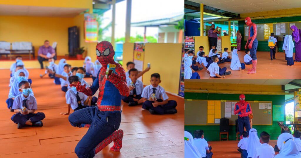 Berubah Jadi Spiderman, Cikgu Pedalaman Sarawak Ini Buat Kejutan Sambut Pelajar Ke Sekolah