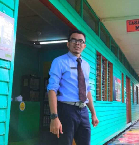 Berubah Jadi Spiderman, Cikgu Pedalaman Sarawak Ini Buat Kejutan Sambut Pelajar Ke Sekolah