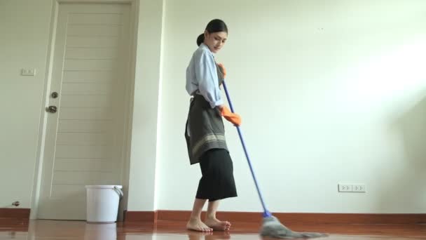 depositphotos 221388792 stock video woman cleaning house mop beautiful Ini Adalah 5 Tip Pembersihan Yang Berguna Dan Memudahkan Pembersihan Anda