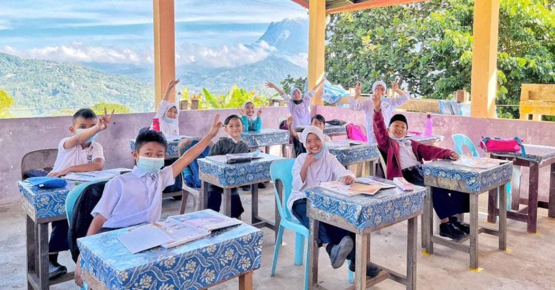 Pelajar Sekolah Di Sabah Ini Hadiri Kelas Dengan Pemandangan Gunung