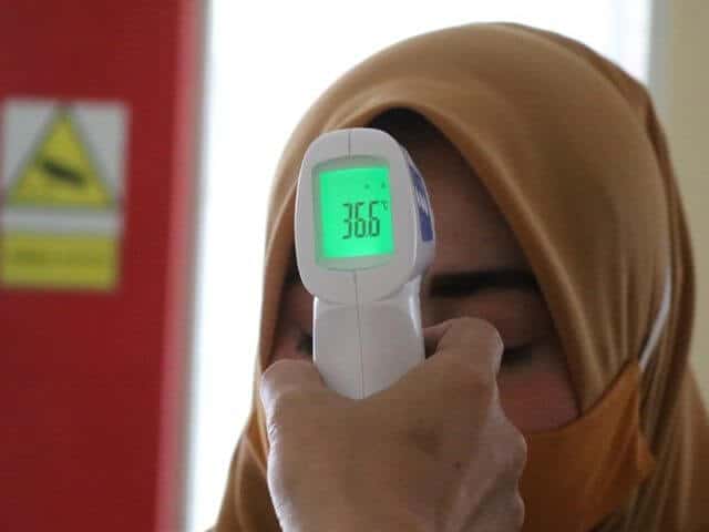 064309400 1609847133 Ukur Suhu Termometer di Tangan Dahi dan Ketiak Mana Lebih Akurat by Mufid Majnun Unsplash Lelaki Ini Jelaskan 12 Sebab Mengapa Kes Sarawak Kini Tertinggi Di Malaysia