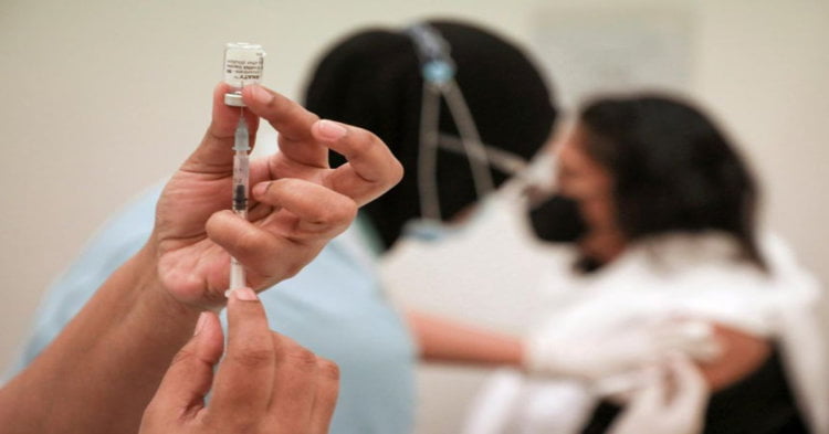 "Syarikat Tidak Perlu Kuarantin Pekerja Selama 14 Hari Selepas Vaksinasi," Pengarah Jabatan Kesihatan Negeri