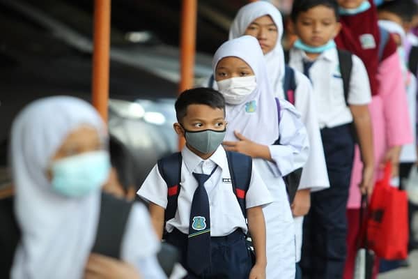 Pelajar Sekolah Menengah Mulakan Norma Baharu Di Sekolah Pada Hari Ini