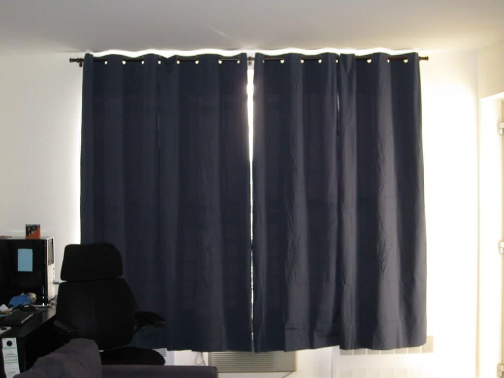 night curtains scott rubin flickr Ada Masalah Tidur? Ini Beberapa Tips Anda Boleh Cuba Untuk Tidur Dengan Lena