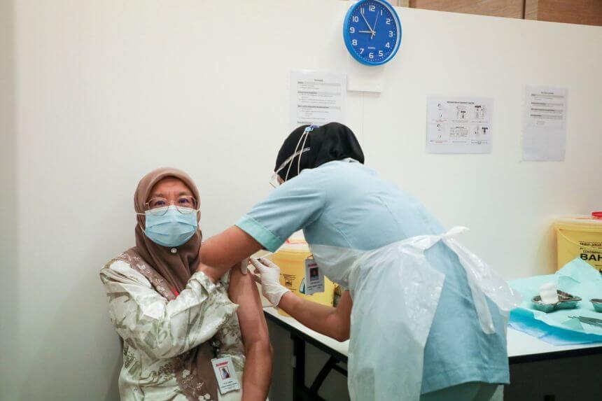rk malaysia vaccine 130421 1 "Syarikat Tidak Perlu Kuarantin Pekerja Selama 14 Hari Selepas Vaksinasi," Pengarah Jabatan Kesihatan Negeri
