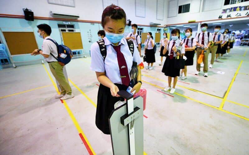 Pelajar Sekolah Menengah Mulakan Norma Baharu Di Sekolah Pada Hari Ini