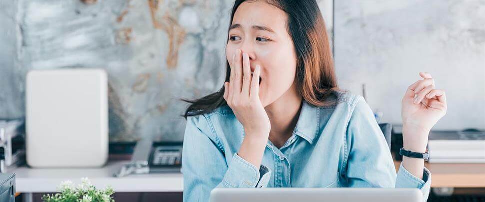 young asian casual business woman yawning at laptop Ada Masalah Tidur? Ini Beberapa Tips Anda Boleh Cuba Untuk Tidur Dengan Lena