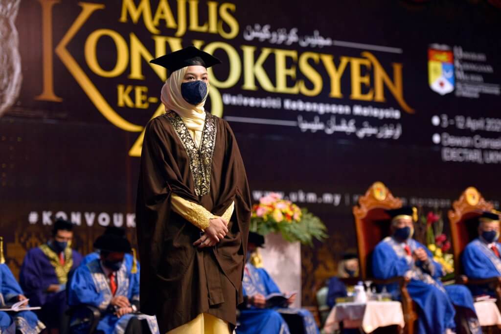 Hasil Gigih Anak Kelahiran Sarawak Terbalas, Terima Anugerah Pelajaran DiRaja UKM