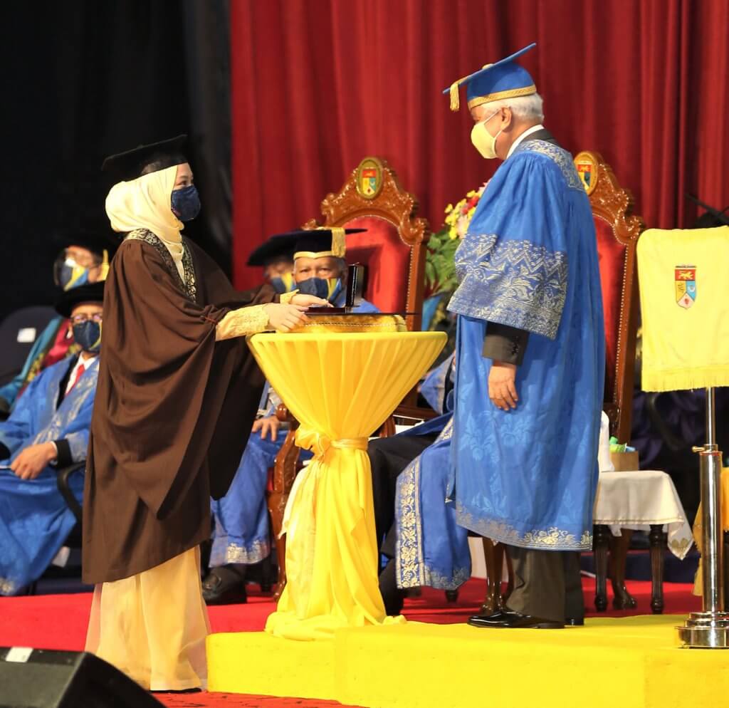 Hasil Gigih Anak Kelahiran Sarawak Terbalas, Terima Anugerah Pelajaran DiRaja UKM