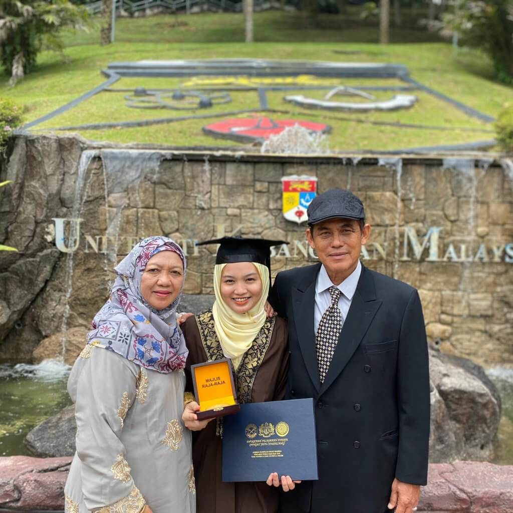 Hasil Gigih Anak Kelahiran Sarawak Terbalas, Terima Anugerah Pelajaran DiRaja UKM
