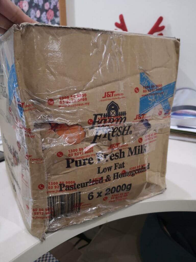 Kotak Kek Lapis Sarawak Ditebuk, Netizen Berang Barang Kiriman Banyak Lesap Dan Rosak